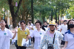 Nhiều học sinh ra về trong tâm trạng vui vẻ với nụ cười trên gương mặt cùng phụ huynh. Ảnh: Đình Tuệ.