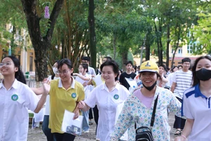 Nhiều học sinh ra về trong tâm trạng vui vẻ với nụ cười trên gương mặt cùng phụ huynh. Ảnh: Đình Tuệ.