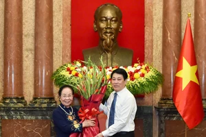 Chủ tịch nước Lương Cường gặp mặt thân mật với đoàn đại biểu cán bộ Hội khuyến học tiêu biểu toàn quốc và tặng hoa cho GS.TS Nguyễn Thị Doan - Nguyên Phó Chủ tịch nước, Chủ tịch Hội Khuyến học Việt Nam.