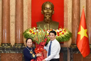 Chủ tịch nước Lương Cường gặp mặt thân mật với đoàn đại biểu cán bộ Hội khuyến học tiêu biểu toàn quốc và tặng hoa cho GS.TS Nguyễn Thị Doan - Nguyên Phó Chủ tịch nước, Chủ tịch Hội Khuyến học Việt Nam. 