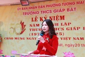 Nhà giáo ưu tú Đỗ Thu Hà phát biểu tại buổi lễ. 
