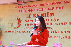 Nhà giáo ưu tú Đỗ Thu Hà phát biểu tại buổi lễ. 