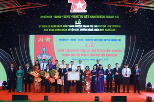 Lãnh đạo TP Hà Nội trao Bằng của Thủ tướng công nhận huyện Thanh Trì đạt chuẩn nông thôn mới nâng cao năm 2023. 