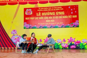 Học sinh Trường THCS Đông Sơn (Phú Nghĩa, Hà Nội) đóng tiểu phẩm tuyên truyền pháp luật.