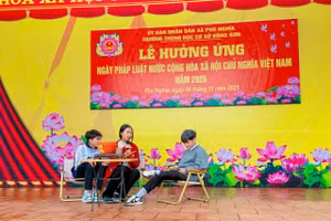 Học sinh Trường THCS Đông Sơn (Phú Nghĩa, Hà Nội) đóng tiểu phẩm tuyên truyền pháp luật.