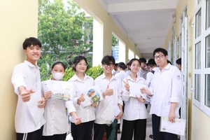 Các thí sinh dự thi tốt nghiệp THPT năm 2025 tại Nam Định. Ảnh: Đình Tuệ. 