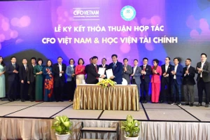 Đại diện Học viện Tài chính và CLB Giám đốc Tài chính Việt Nam ký kết thỏa thuận hợp tác.