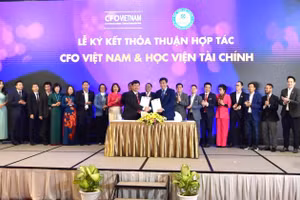 Đại diện Học viện Tài chính và CLB Giám đốc Tài chính Việt Nam ký kết thỏa thuận hợp tác.