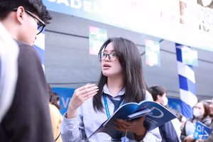 Sinh viên Học viện Ngoại giao trao đổi về các ngành học của trường cho thí sinh lớp 12 tại Ngày hội tư vấn tuyển sinh năm 2025 tại Hà Nội. Ảnh: Đình Tuệ.