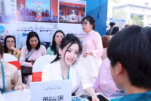 Giảng viên Học viện Tài chính tư vấn cho thí sinh về phương thức xét tuyển năm 2026. Ảnh: Đình Tuệ.