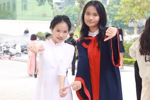 Nữ sinh Đào Minh Phương (phải) và bạn thân cùng học tại Trường THPT chuyên Sư phạm. Ảnh: NVCC.