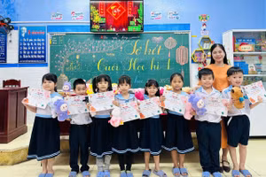 Cô trò Trường Tiểu học An Cựu (phường An Cựu, TP Huế) trong buổi sơ kết học kỳ 1. 