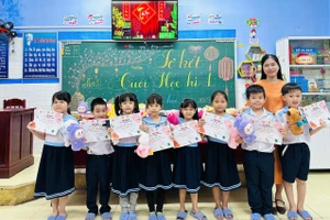 Cô trò Trường Tiểu học An Cựu (hường An Cựu, TP Huế) trong buổi sơ kết học kỳ 1. 