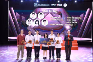 Ban tổ chức trao giải Nhất của cuộc thi năm nay cho nhóm học sinh đến từ Trường THPT Chuyên Hà Nội - Amsterdam. 