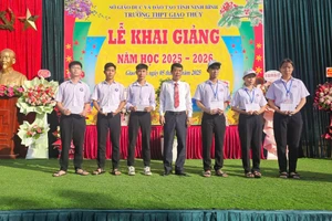 Thầy Hiệu trưởng Lê Thanh Giang khen thưởng các em học sinh tiêu biểu.