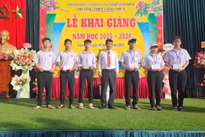 Thầy Hiệu trưởng Lê Thanh Giang khen thưởng các em học sinh tiêu biểu. 