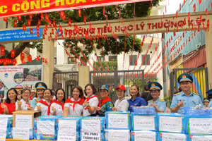 Những chai nước lọc miễn phí được phát cho người dân tại cổng Trường Tiểu học Lý Thường Kiệt khi tham gia đại lễ A80. 