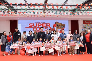 Đại diện ban tổ chức trao quà cho các bé tham dự cuộc thi năm nay.