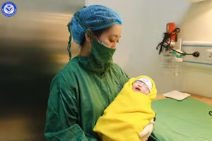 Bé trai chào đời trong sự vui mừng, hạnh phúc của các y bác sĩ và gia đình sản phụ. (Ảnh: BVCC)