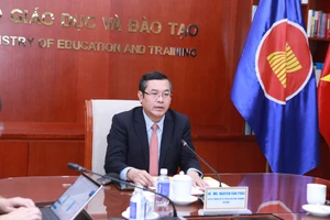 Thứ trưởng Bộ GD&ĐT Nguyễn Văn Phúc phát biểu tại buổi lễ. Ảnh: Đình Tuệ.