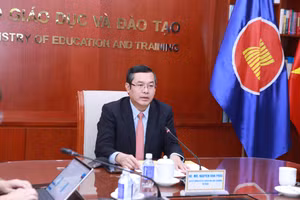 Thứ trưởng Bộ GD&ĐT Nguyễn Văn Phúc phát biểu tại buổi lễ. Ảnh: Đình Tuệ.