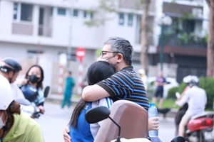 Cái ôm thật chặt của bố cùng lời động viên bình tĩnh, thi tốt dành cho con gái mùa thi năm 2025. Ảnh: Đình Tuệ.