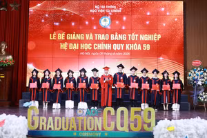 Giám đốc Học viện Tài chính Nguyễn Đào Tùng trao bằng tốt nghiệp cho các tân cử nhân khóa 59. Ảnh: Đình Tuệ. 