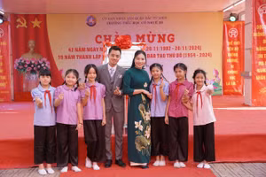 Nhiều năm qua, thầy Nguyễn Sỹ Quân còn là người dẫn chương trình tại các sự kiện của Trường Tiểu học Cổ Nhuế 2B.