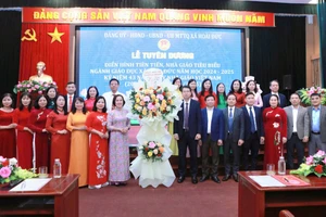 Lãnh đạo xã Hoài Đức tặng hoa chúc mừng nhân dịp kỷ niệm 43 năm Ngày Nhà giáo Việt Nam 20/11. 