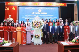 Lãnh đạo xã Hoài Đức tặng hoa chúc mừng nhân dịp kỷ niệm 43 năm Ngày Nhà giáo Việt Nam 20/11. 