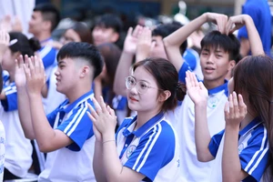 Học sinh Trường THPT Lam Hồng (Sóc Sơn, Hà Nội) tham gia hoạt động ngoại khóa tại sân trường. Ảnh: Đình Tuệ.