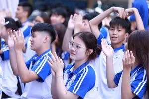 Học sinh Trường THPT Lam Hồng (Sóc Sơn, Hà Nội) tham gia hoạt động ngoại khóa tại sân trường. Ảnh: Đình Tuệ.