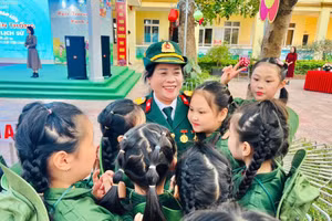 Học sinh Trường Tiểu học Yên Nghĩa (Hà Đông, Hà Nội) giao lưu cùng hội viên Cựu chiến binh phường Yên Nghĩa nhân dịp 80 năm thành lập QĐND Việt Nam. 