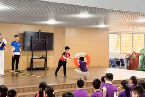 Học sinh được dạy về kỹ năng an toàn khi bơi lội.