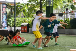 Các em nhỏ được tham gia nhiều trò chơi vận động thể chất bổ ích tại trại hè. 