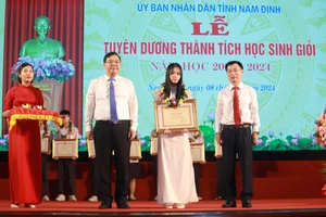 Phạm Thị Trà My, học sinh Trường THPT Giao Thủy đạt điểm tổ hợp khối C00 cao nhất tỉnh và toàn quốc được tuyên dương. 