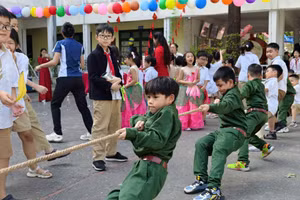 Trẻ tham gia chơi kéo co tại Ngày hội kết nối ở Trường Tiểu học - THCS - THPT Khương Hạ.