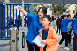 Thí sinh được các tình nguyện viên hướng dẫn vào khu vực dự thi khảo sát. 