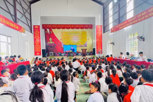 Học sinh Trường Phổ thông dân tộc bán trú Tiểu học và THCS Trung Chải dự lễ khai giảng năm học 2025-2026. Ảnh: NTCC.