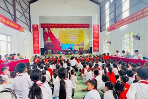 Học sinh Trường Phổ thông dân tộc bán trú Tiểu học và THCS Trung Chải dự lễ khai giảng năm học 2025-2026. Ảnh: NTCC.