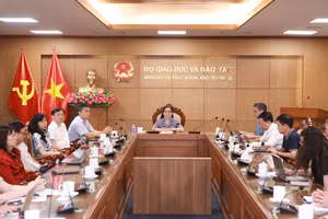 Tại điểm cầu trụ sở Bộ GD&ĐT do Thứ trưởng Nguyễn Thị Kim Chi chủ trì, cùng sự có mặt của lãnh đạo, chuyên viên các vụ/cục/đơn vị thuộc Bộ.