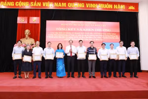 Nhà báo Dương Thanh Hương (thứ 2 từ trái sang) - Phó Bí thư Đảng ủy Báo Giáo dục và Thời đại nhận Giấy khen của Đảng ủy Bộ Giáo dục và Đào tạo. 