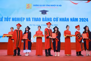 Lãnh đạo Trường ĐH Công nghiệp Hà Nội trao bằng cử nhân cho các em sinh viên. 