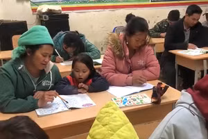 Các học viên đặc biệt tại lớp xóa mù chữ xã Dào San, tỉnh Lai Châu. 