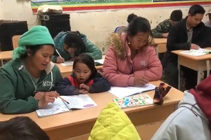 Các học viên đặc biệt tại lớp xóa mù chữ xã Dào San, tỉnh Lai Châu. 