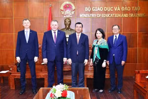 Thứ trưởng Nguyễn Văn Phúc, ngài Alexander Bakhanovich cùng các thành viên hai bên chụp ảnh lưu niệm.