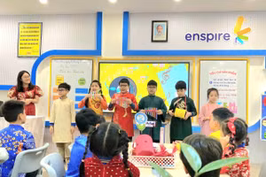 Cô Nguyễn Phương Linh (trái) và học trò trong một hoạt động trải nghiệm trên lớp. 