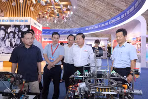 Thứ trưởng Lê Tấn Dũng và đoàn công tác kiểm tra việc thi công các hạng mục tại gian trưng bày của Bộ GD&ĐT tại triển lãm. Ảnh: Trần Hiệp.