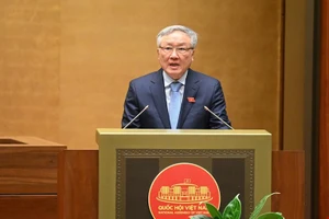 Phó Thủ tướng Thường trực Nguyễn Hòa Bình trao đổi tại hội trường Quốc hội sáng 20/6. (Ảnh: Cổng TTĐT Quốc hội)
