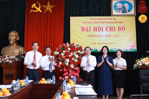 Thứ trưởng Bộ GD&ĐT Lê Tấn Dũng (thứ 3 từ phải sang) tặng hoa chúc mừng Đại hội. 